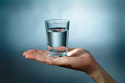 сколько нужно пить воды, польза воды, зачем пить воду, как приучить себя пить воду